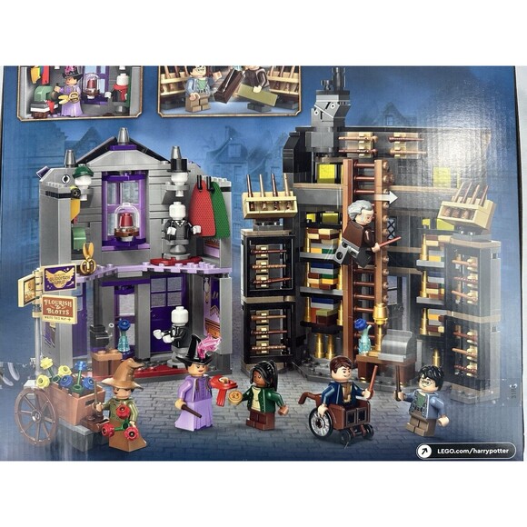 LEGO Harry Potter: Ollivanders & Madam Malkin's Robes (76439) - Picture 3 of 9